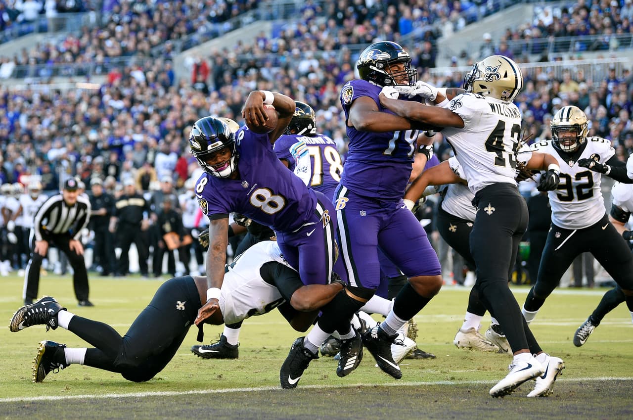 Pero los Ravens ripostaron con una carrera de una yarda del quarterback suplente Lamar Jackson, restando 4 segundos para terminar el primer medio, y poner 10-7 arriba a los Ravens.