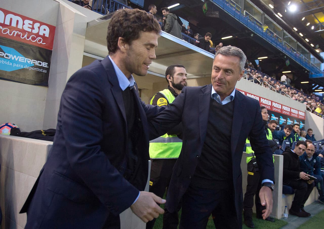 Los entrenadores Rubí, del Sporting, y Fran Escribá, del Villarreal, se saludaban amistosamente antes del inicio del partido.