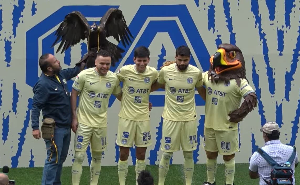 América presenta ante su afición a 'Cabecita' Rodríguez, Néstor Araujo y Damm