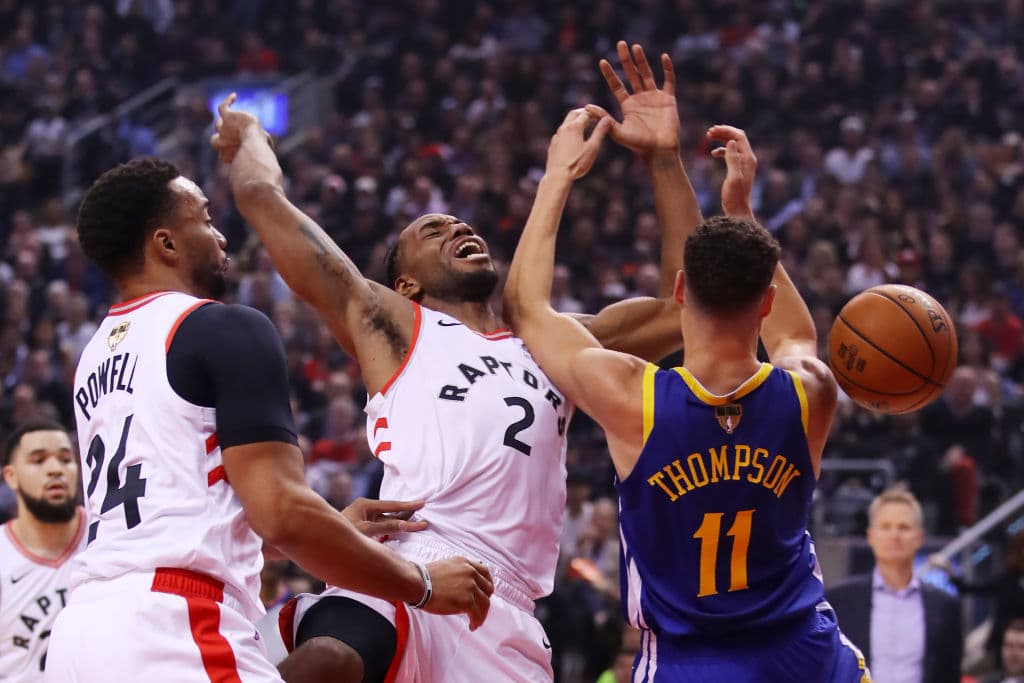 Kawhi Leonard empezaba a sentir los estragos de la estrategia defensiva que le impusieron los Warriors. Aquí perdiendo el balón con Klay Thompson, quien le sacó el esférico.