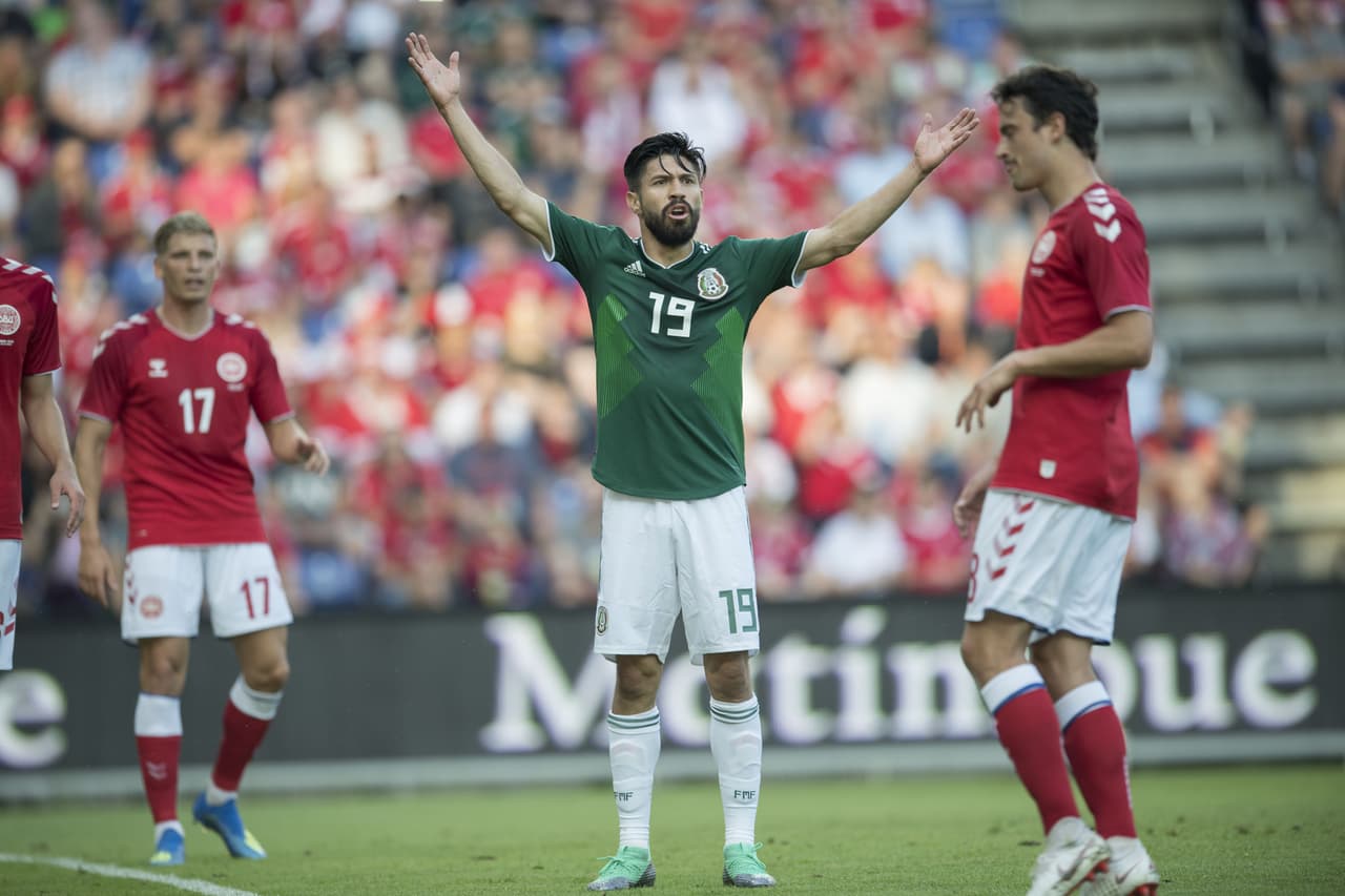 A pesar de que México tuvo sus oportunides para marcar el gol, la puntería brilló por su ausencia y la claridad en el tramo final del campo. Aquí Oribe Peralta (19) pidiendo el balón desesperado.