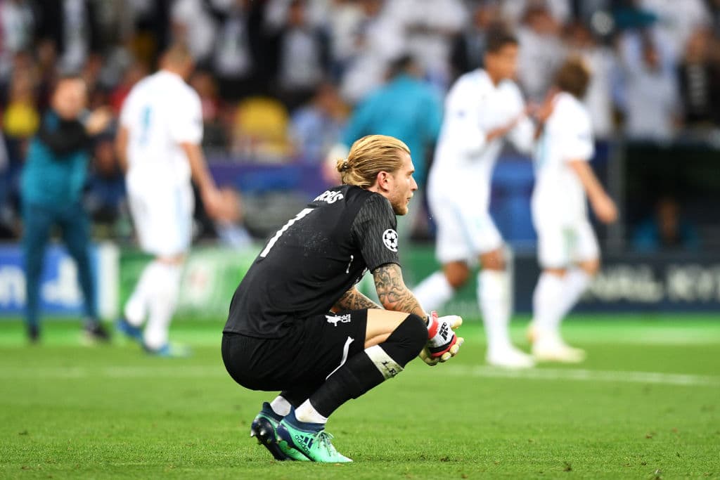 El alemán Loris Karius aún mantiente el peso de los errores que cometió con Liverpool en la final de la Champions League contra Real Madrid, pero los suyos no han sido los únicos en grandes vitrinas