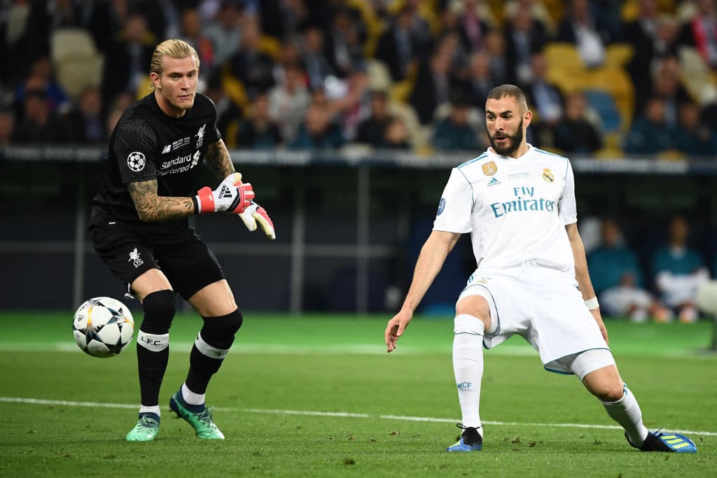 Karius falló en el primer gol del partido al sacar con la mano sin ver que estaba cerca el francés Karim Benzema.