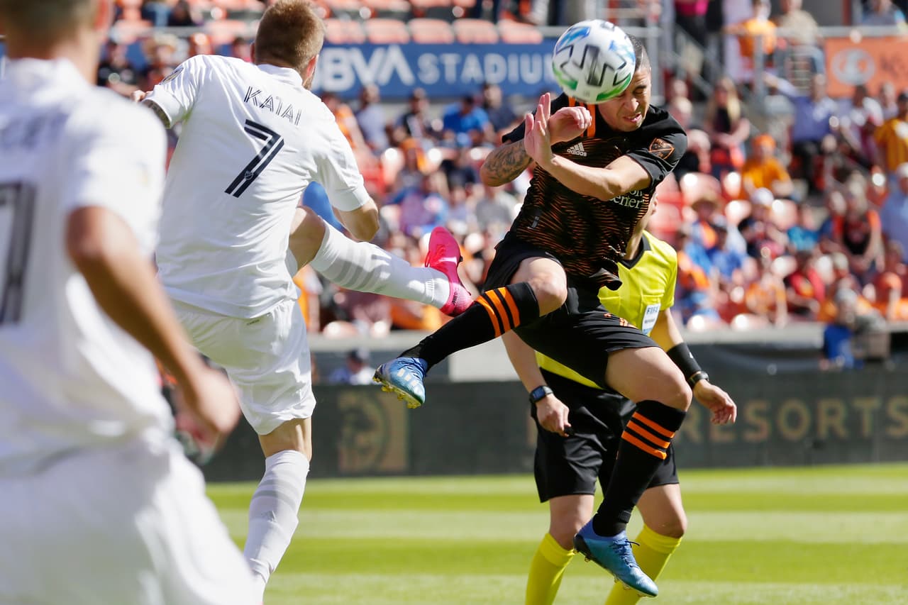 Matías Vera se levanta, remata y su disparo termina en las manos de David Bingham.