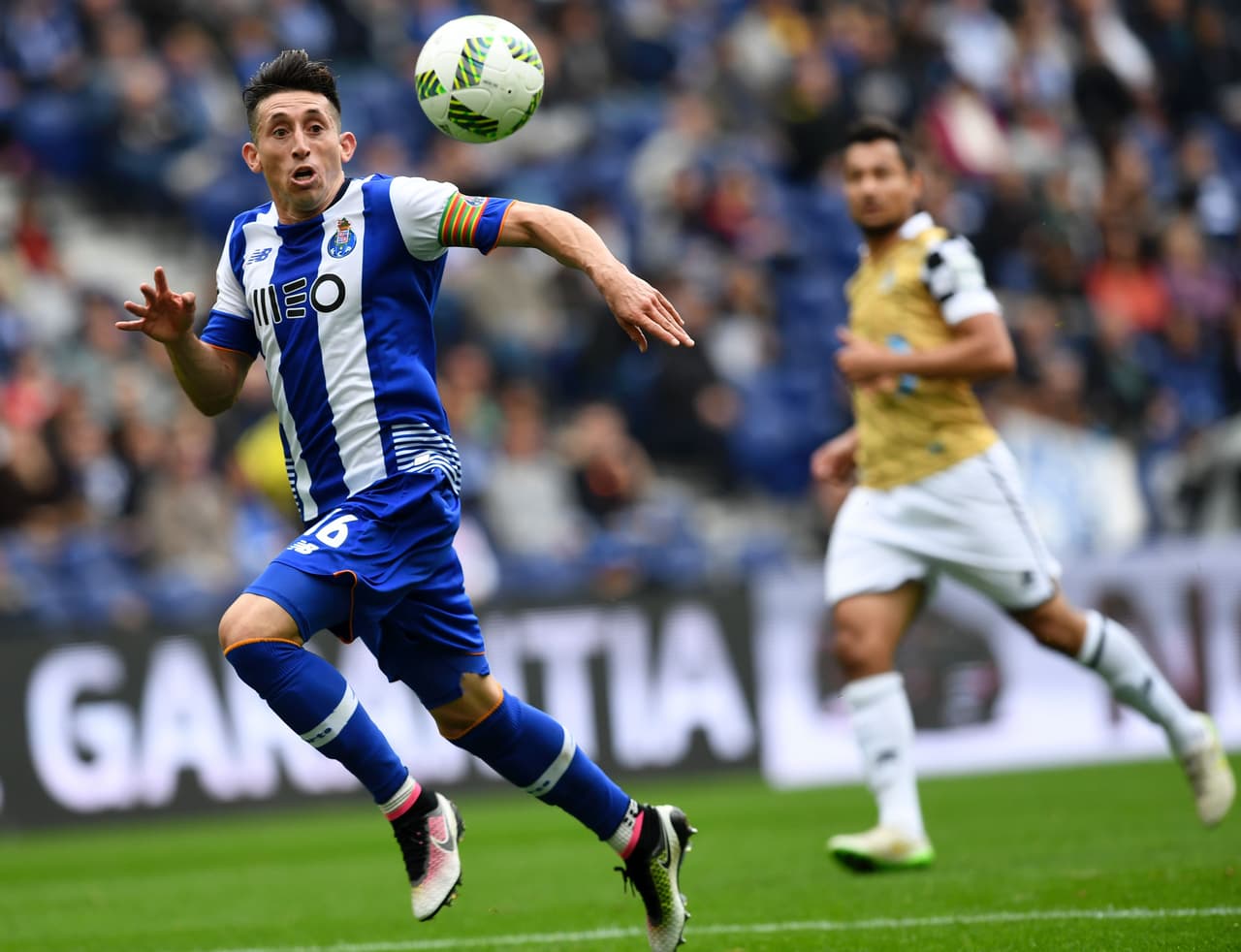 La Juventus era el cuadro más interesado en el 'zorrillo' y de mantenerse ese interés más lo que pongan en la mesa por sus servicios, podría darse el salto del mexicano a la Serie A.