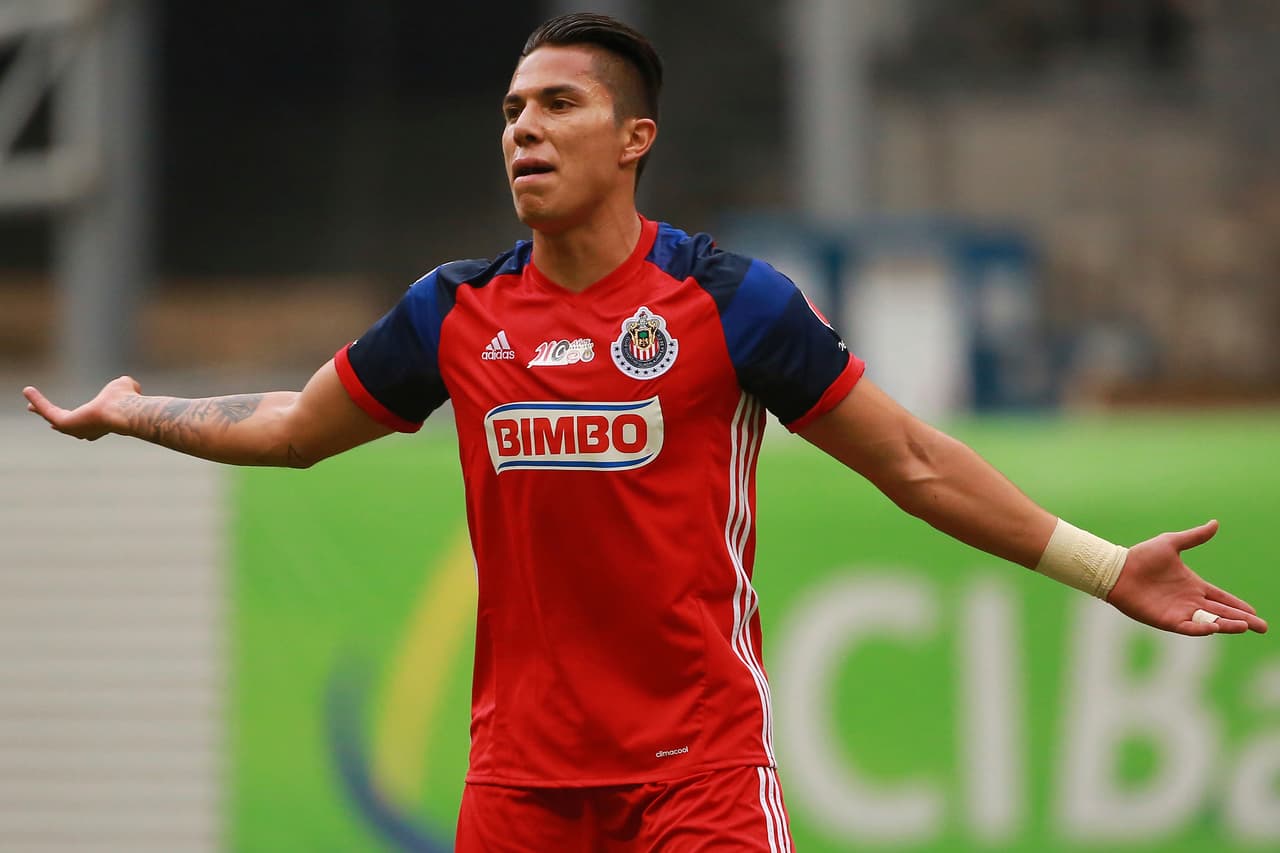 Otro que podría dejar México en los siguientes meses es Carlos Salcedo de Chivas, pues firmó con una agencia que le prometió acomodarlo en Europa en el mes de julio.