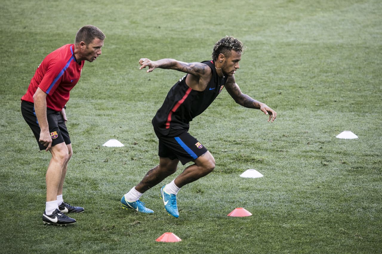 Banderas, camisetas de las estrellas del equipo, y, sobre todo, muchos brazos en el aire, incluidos los de unos cuantos niños a hombros de sus padres, recibieron desde las gradas a los 26 jugadores que aterrizaron en Estados Unidos el miércoles.
