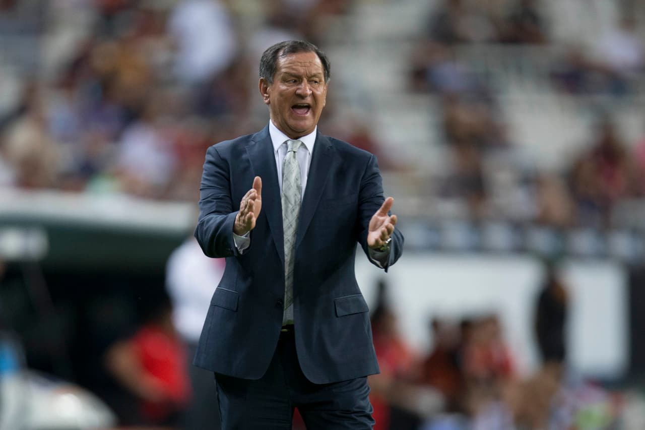 Enrique Meza (foto) y Efraín Flores dirigieron al equipo durante 4 partidos durante 2010. El primer entrenador lo hizo en un amistoso contra España, mientras el segundo estuvo a cargo durante tres juegos, con saldo de una victoria y dos derrotas.