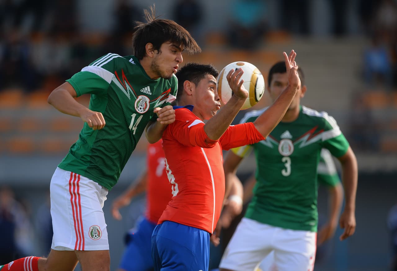 El atacante dio una exhibición de su capacidad en la selección Sub-20 de su país. Participó en el Suramericano que los llevó al Mundial de 2013. Allí está bajo la sombra de Nicolás Castillo, Diego Rubio y Christian Cuevas, titulares habituales.