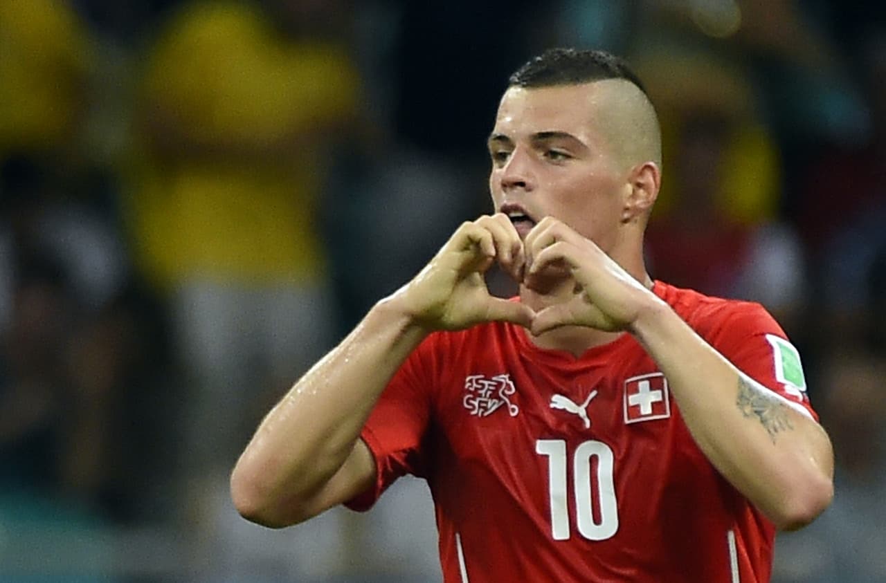 Tanto Xhaka (en la foto) como Shaqiri jugaron en el Mundial de Brasil 2014, y no tuvieron celebraciones controvertidas o con tintes políticos.