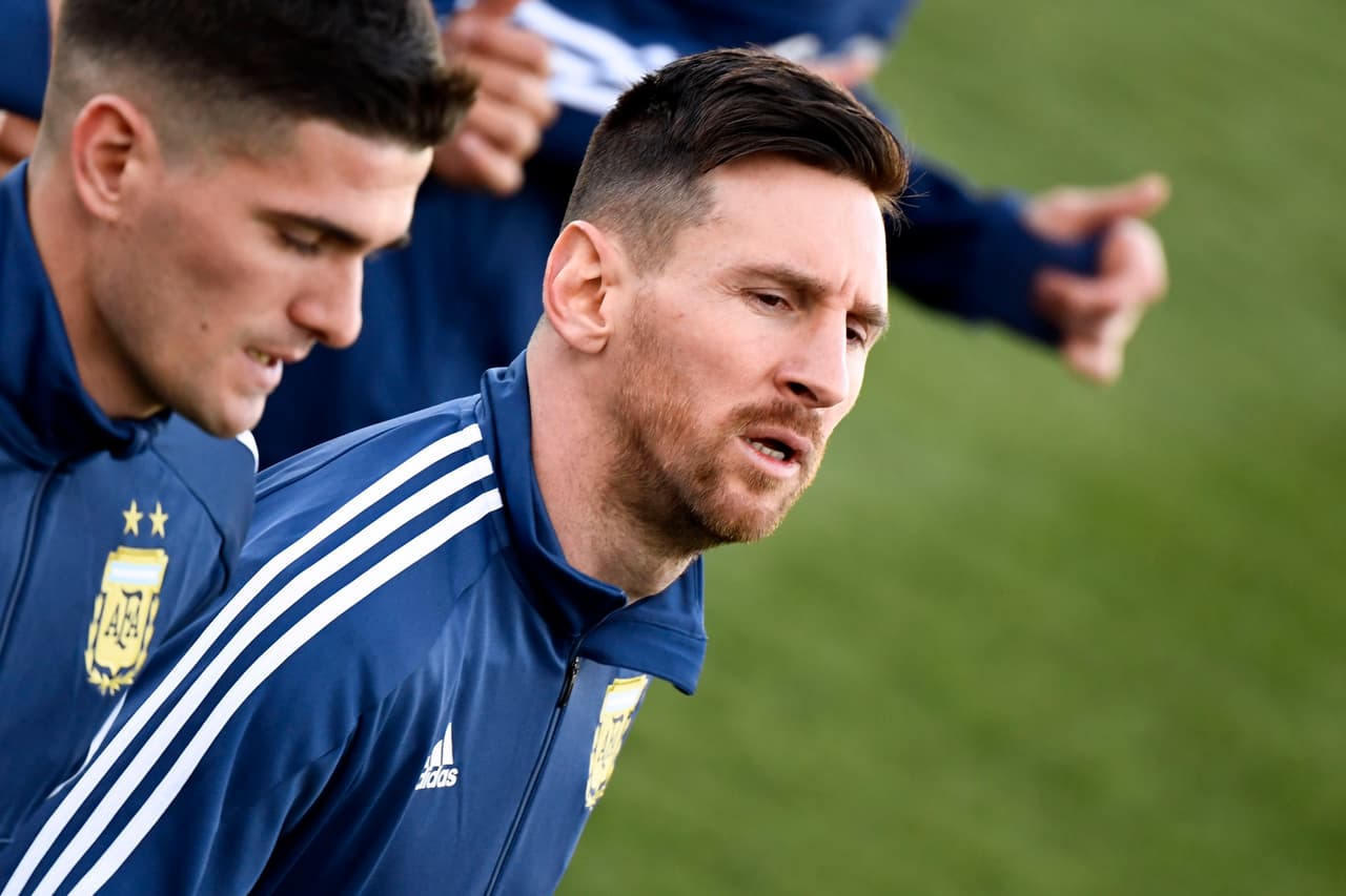 Lionel Messi tuvo su primer entrenamiento en Madrid con la selección de Argentina luego de una ausencia de ocho meses de retiro del equipo tras el Mundial de Rusia 2018.