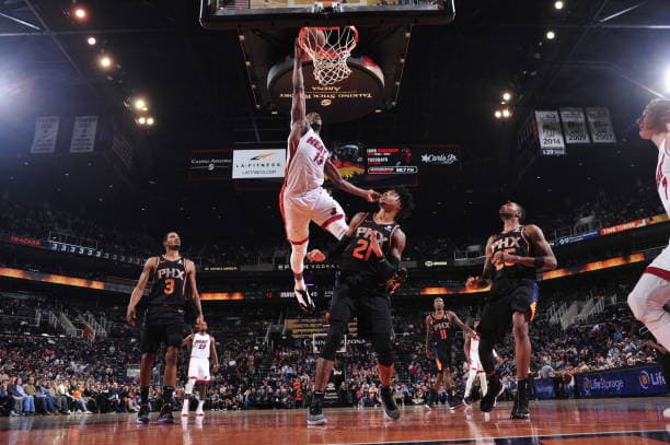 El jugador de 21 años Bam Adebayo (centro) hizo un doble-doble, con 22 puntos y 10 rebotes en la victoria del Miami Heat 115-98 sobre los Phoenix Suns.
