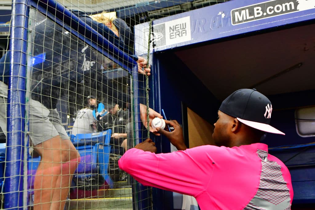 Con mensajes en el rostro, en los zapatos, con guenteletas, muñequeras, guantes, bates y detalles en las bases y otras señales, los peloteros en las Ligas Mayores celebraron el Día de las Madres tiñendo los diamantes de Major League Baseball de rosa.