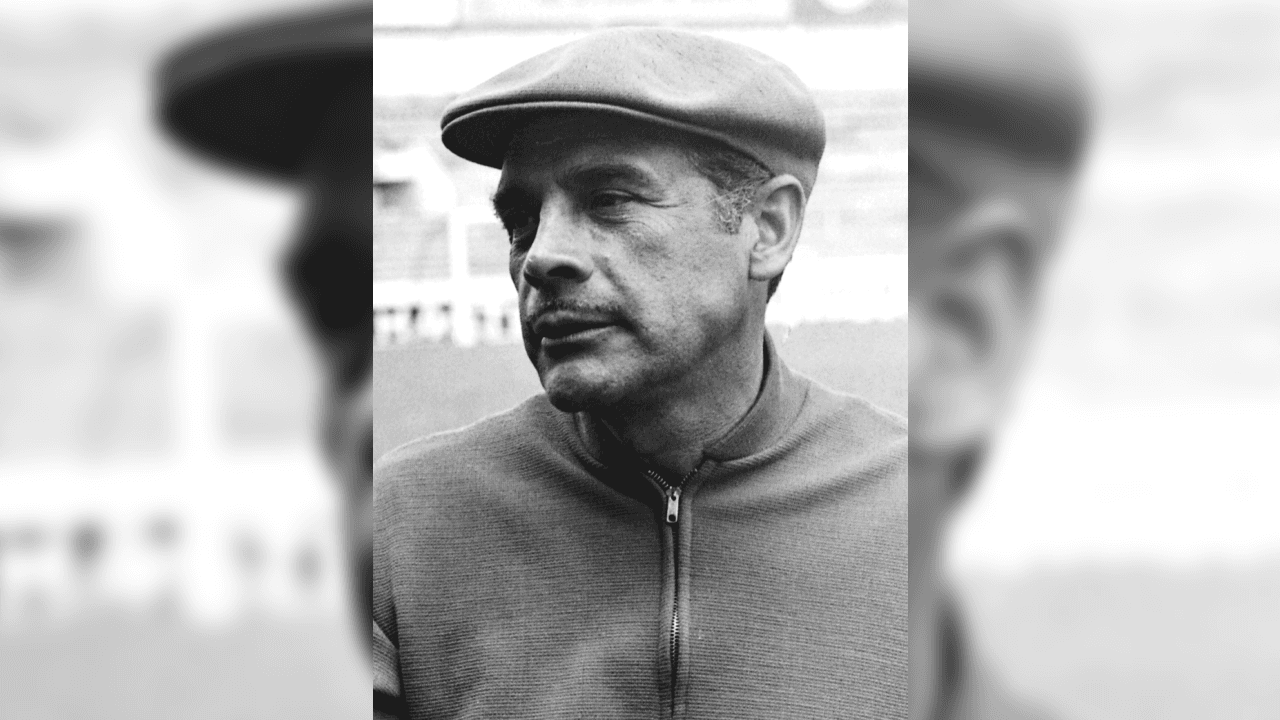 Su carrera como futbolista no fue tan existosa y se retiró debido a una lesión de tibia y peroné cuando jugó con Atlante en 1948.