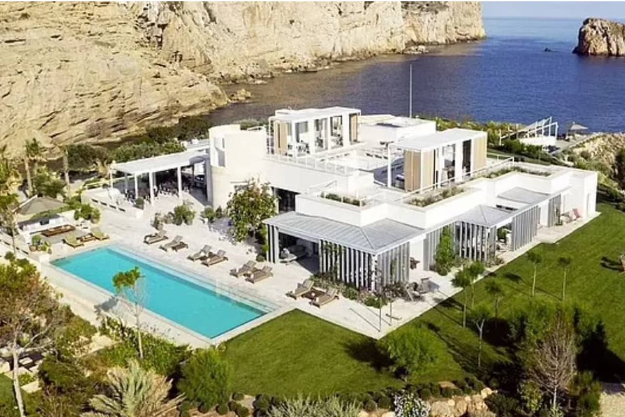 La mansión, que está rodeada por el mar Mediterráneo, cuenta con seis habitaciones, alberca, gimnasio y un impresionante jardín.
<br>