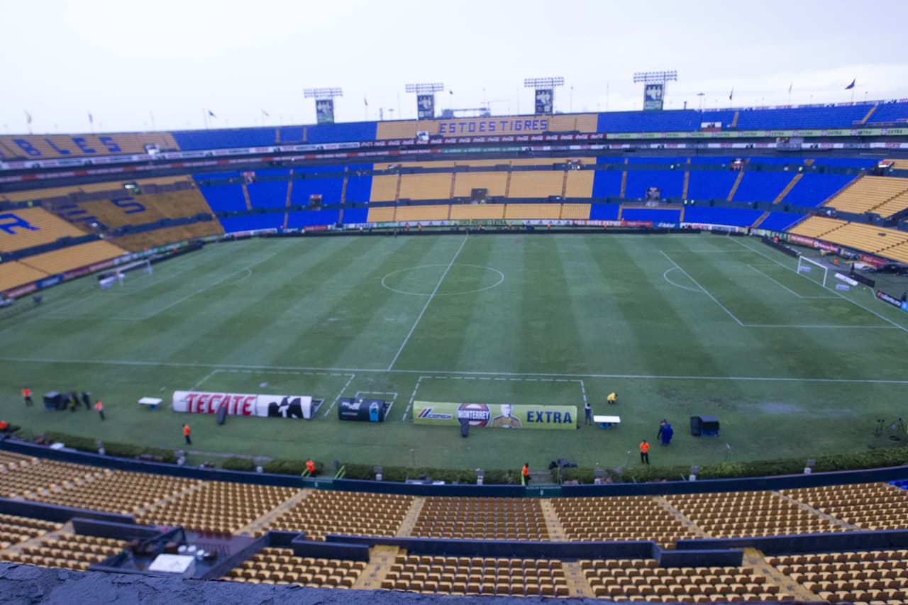 Cayó una tormenta previo al inicio del encuentro y la cancha lucía perjudciada.