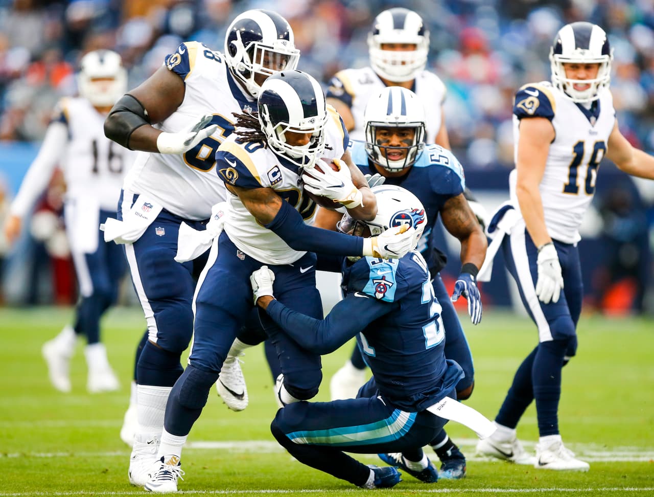 Todd Gurley despedazó a la defensiva de Titans en la primera mitad.