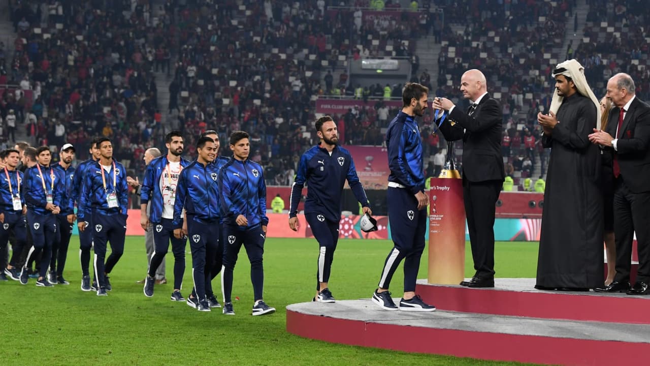 Klopp y Firmino encabezan los festejos de Liverpool que no hay quien lo detenga.