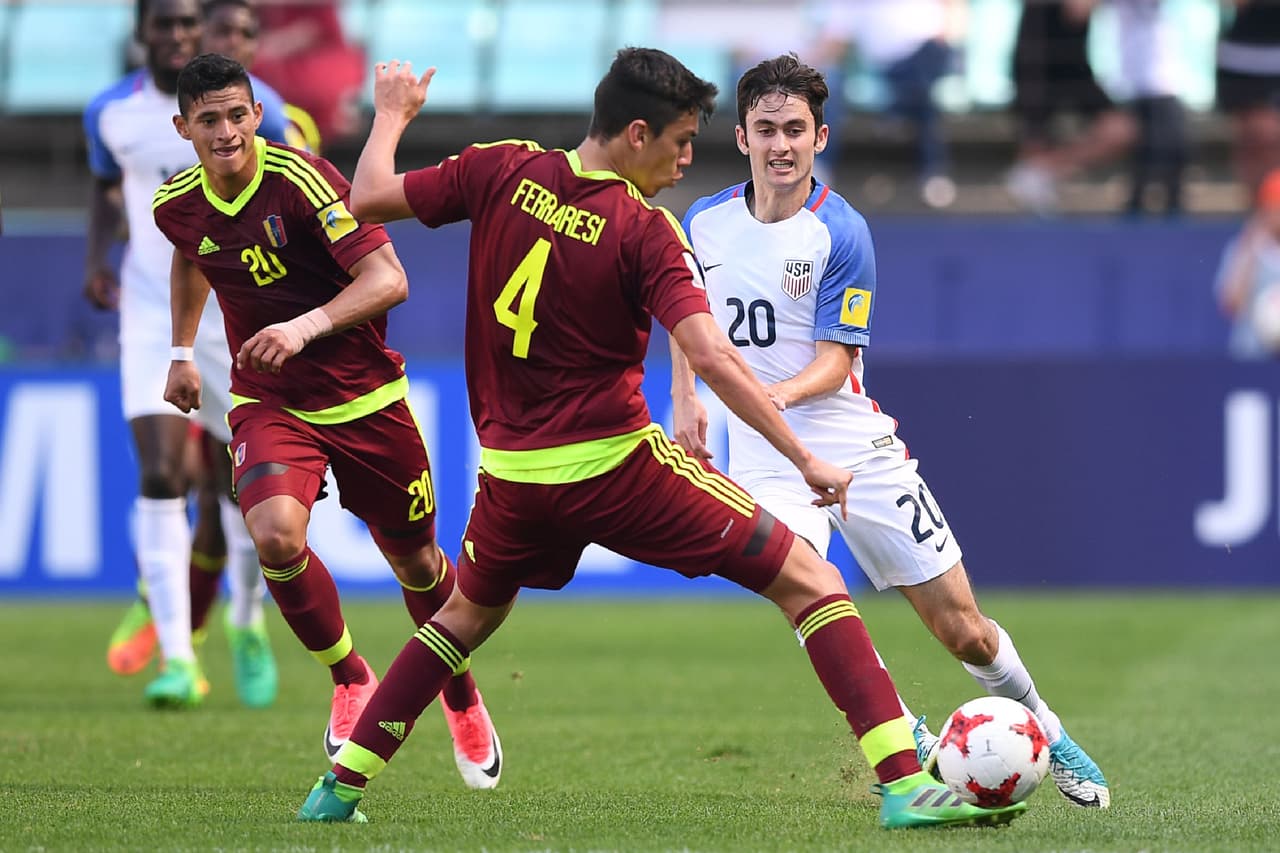 Nahuel Ferraresi, defensa venezolano, comenzaba a tener una tarde para el recuerdo con gran presencia a la hora de recuperar la pelota y salir jugando.