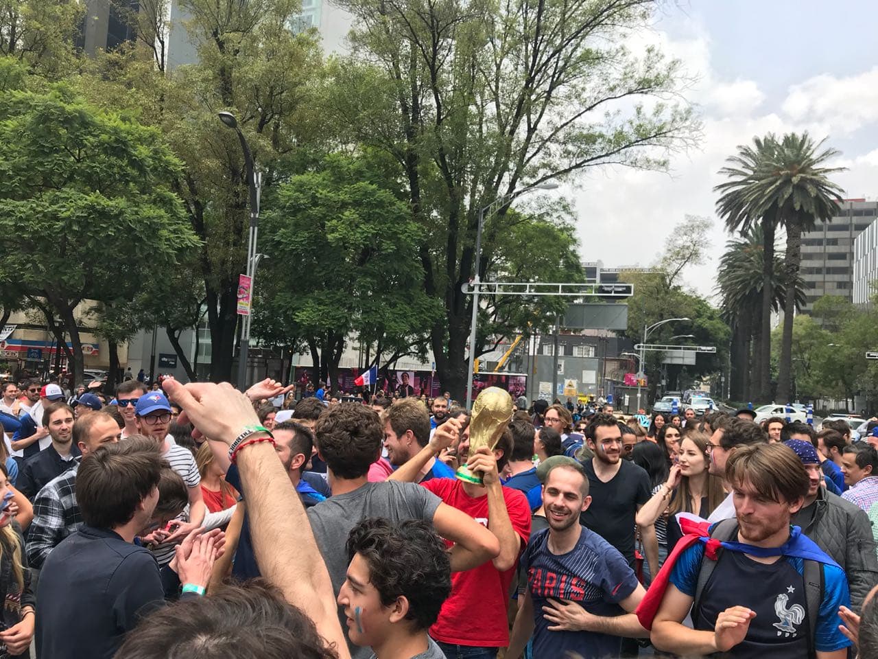 Fueron cientos de personas las que prendieron la fiesta en pleno México.