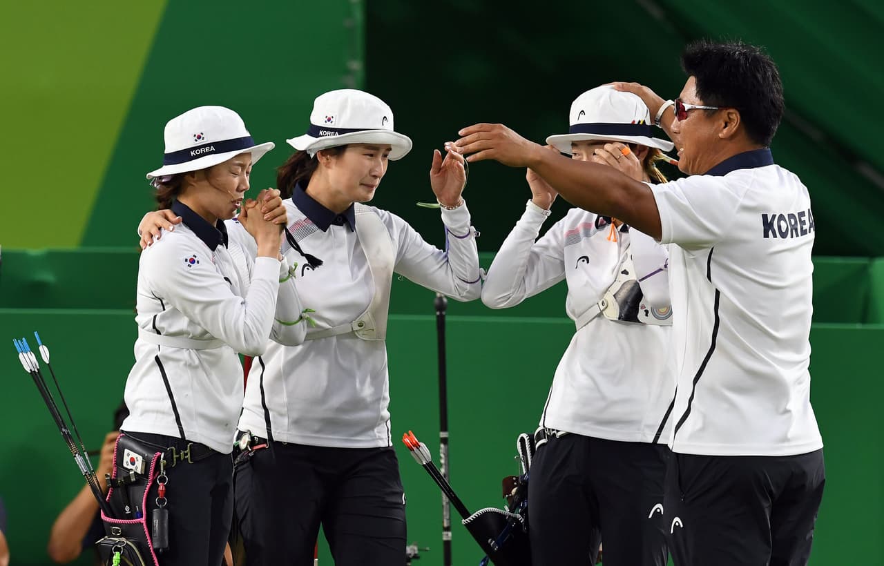 Las representantes de Corea del Sur, Hyejin Chang, Bobae ki y Misun Choi emocionadas al ganar la medalla de oro de Tiro con Arco ante Rusia.
<br>