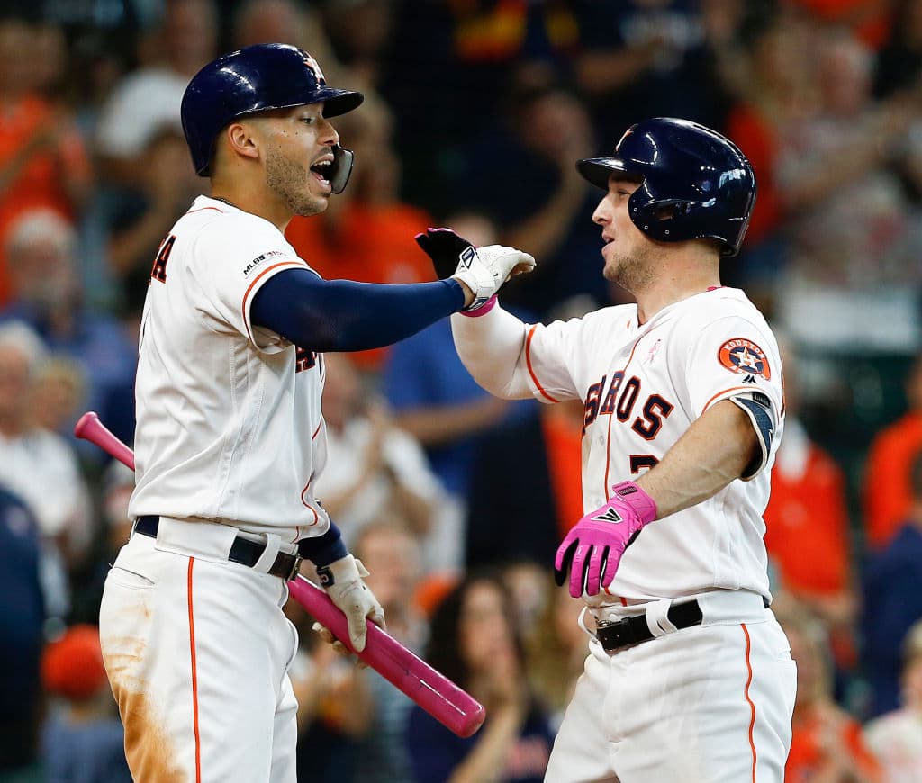 Con mensajes en el rostro, en los zapatos, con guenteletas, muñequeras, guantes, bates y detalles en las bases y otras señales, los peloteros en las Ligas Mayores celebraron el Día de las Madres tiñendo los diamantes de Major League Baseball de rosa.