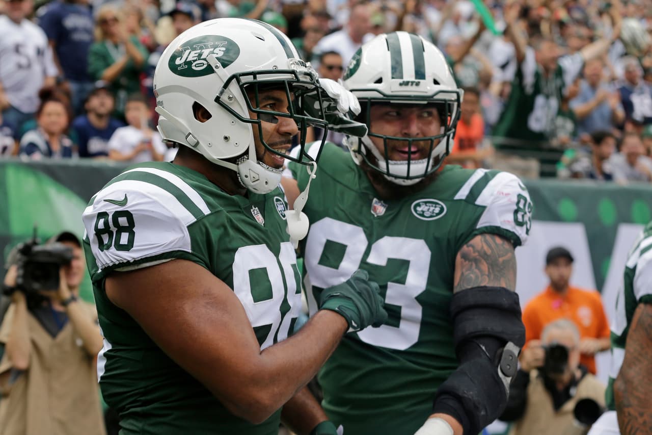 Austin Seferian-Jenkins atrapó un pase corto de Josh McCown y extendió la mano en la línea de anotación para un touchdown de 4 yardas, sin embargo, los oficiales revirtieron la jugada, una decisión clave.