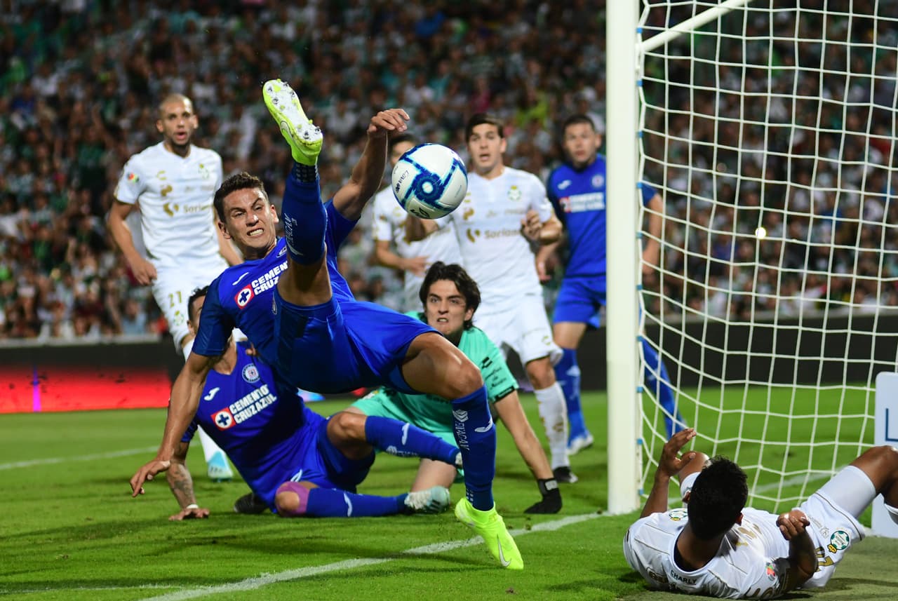 Santos Laguna mostró gran superioridad ante la Máquina de Cruz Azul y además de confirmar ser los mejores del torneo regular, eliminó a los celestes.