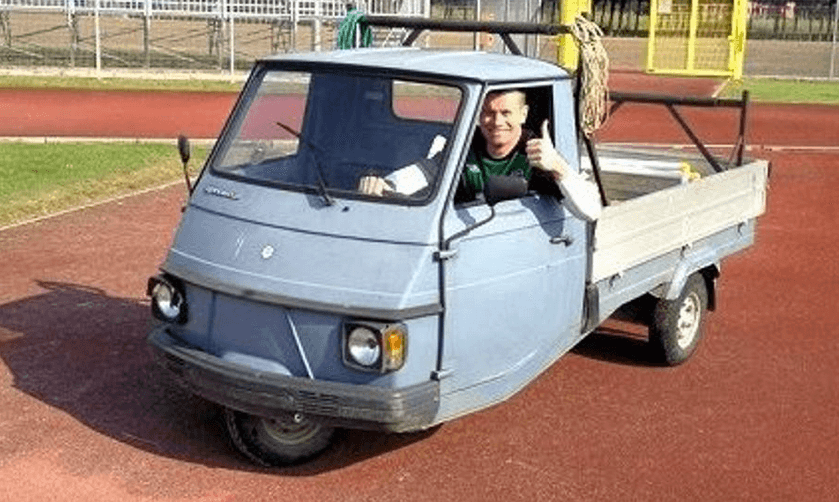 También del Stoke City, el arquero Shay Given dejó en claro con su Piaggio Ape que el estilo en los carros de algunos futbolistas es un tema personal.