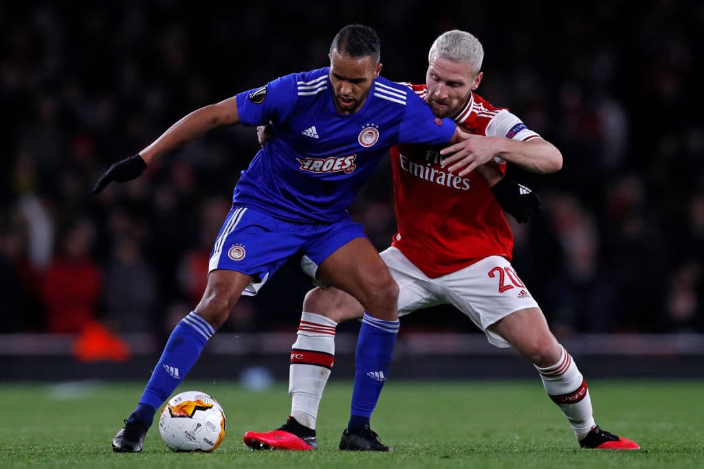 El delantero Youssef El-Arabi aguanta el balón tratando de buscar la falta pero el central Shkodran Mustafi no cae en la tentación y manda el balón al saque de banda.