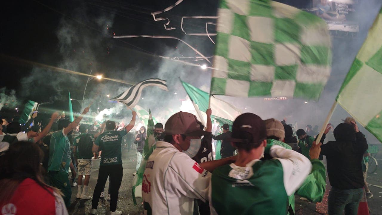 Así se vive la previa de la Semifinal de vuelta León vs Chivas | Los aficionados del conjunto esmeralda dejaron de lado los protocolos sanitarios para apoyar en el Estadio de León.