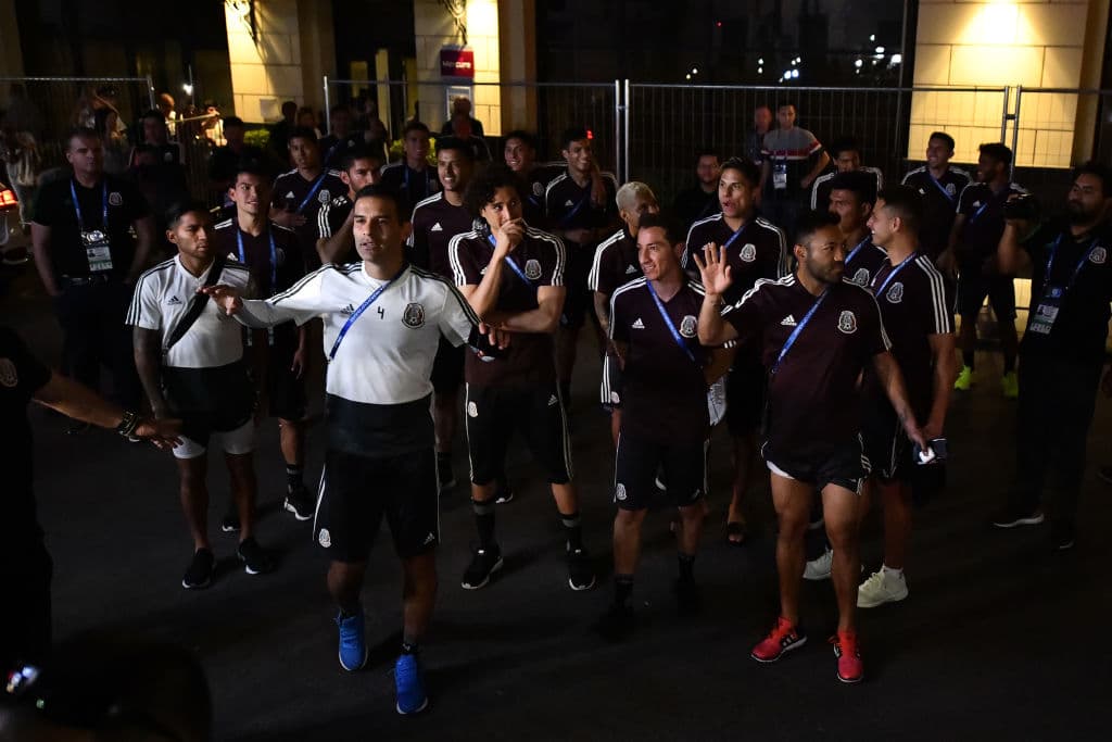 Incluso durante su estadía en Rusia Rafa tuvo que salir en la madrugada en un rol de pacificador con la entusiasmada afición a pedirles que los dejaran dormir a los miembros del Tri.