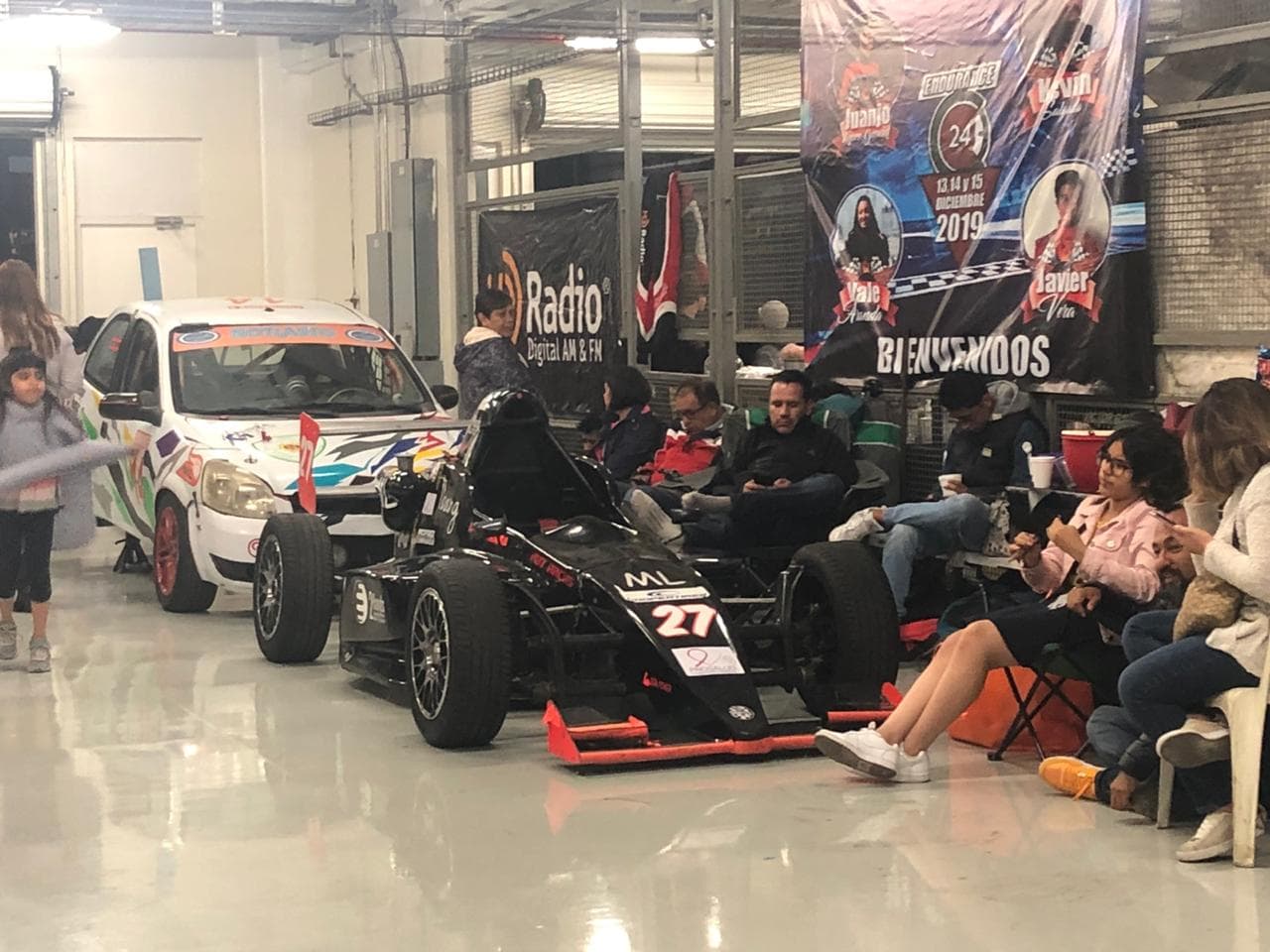 La carrera de 24 horas de duración es más dura para todos durante la fría noche en Iztacalco.