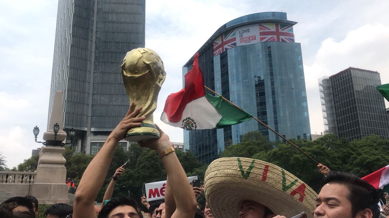 Los hinchas mexicanos se reunieron en el monumento del Ángel de la Independencia para celebrar un triunfo que pone de líder a México en el grupo F y lo pone a soñar con octavos de final del Mundial.