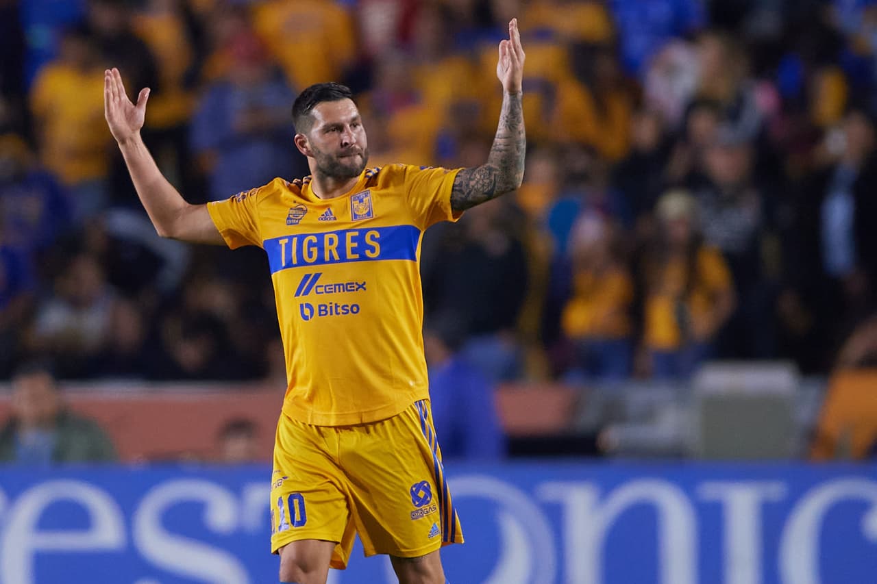 Gignac subasta 105 balones a favor de niños de Nuevo León