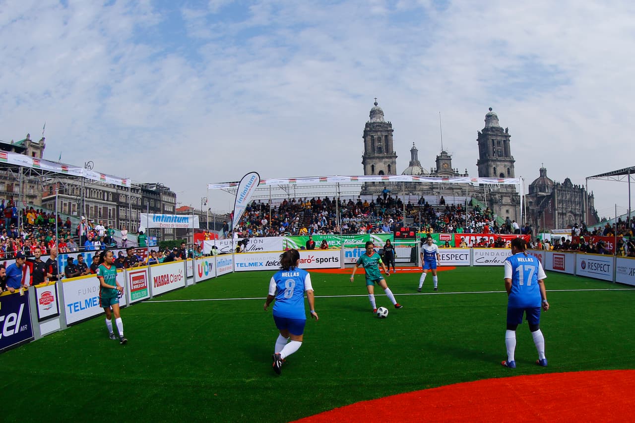 La Plaza del Zócalo en Ciudad de México recibió la inauguración del Homeless World Cup, el Mundial de Fútbol de Personas sin Hogar, en su edición 16 con más de 500 participantes de 47 países en masculino y femenino.