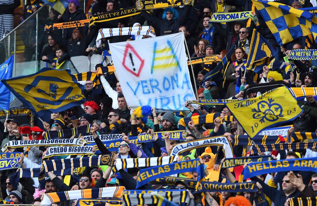 En esta ocasión la afición del Hellas Verona mostró atuendos impresionantes, banderas y también algunas pancartas como una que decía: 'Verona Virus', haciendo alusión a la enfermedad que ha brotado en China.