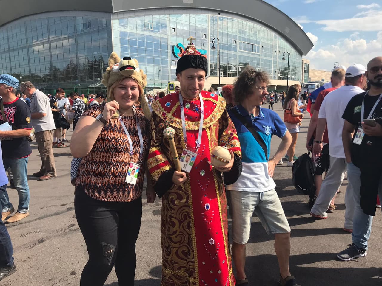 Fanáticos ponen su colorido y alegría en la definición del tercer lugar del Mundial de Rusia 2018 entre Bélgica e Inglaterra en San Petersburgo.