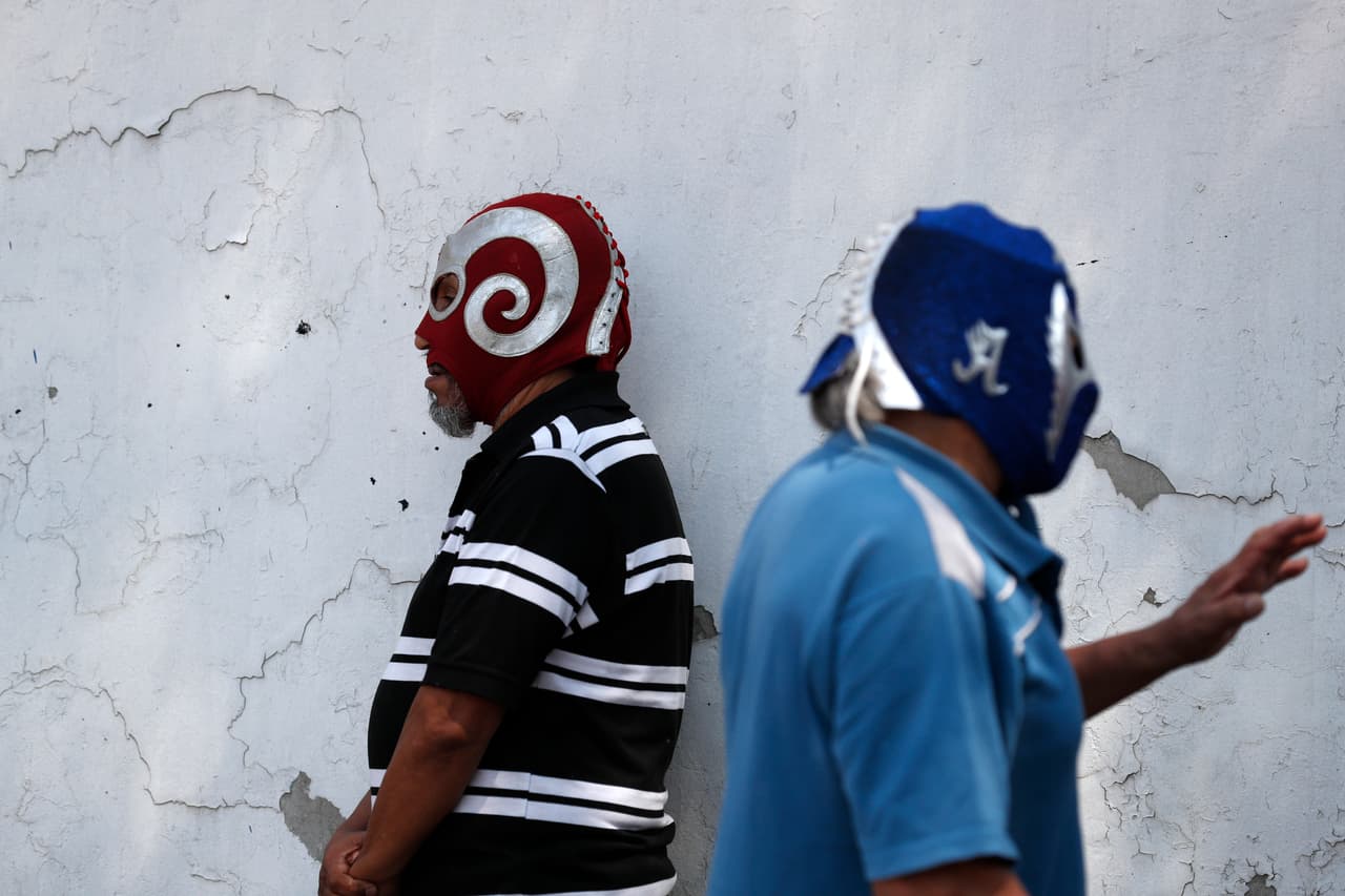 Con casi tres meses fuera del ring, l
<b>os luchadores mexicanos han tenido que ingeniárselas para sobrevivir, sobre todo los poco conocidos o no tan populares y los jubilados</b> quienes, en algunos casos, han tenido que tomar sus limitados ahorros para solventar gastos y servicios.
<br>
<br>Los luchadores retirados Rams II -izquierda- y Condor Azul usan sus máscaras mientras esperan por el reparto de víveres.
<br>
