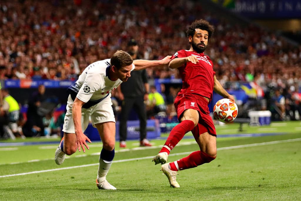 Jugando como extremo por la derecha, Mohamed Salah buscó las opciones de marcar un nuevo gol.