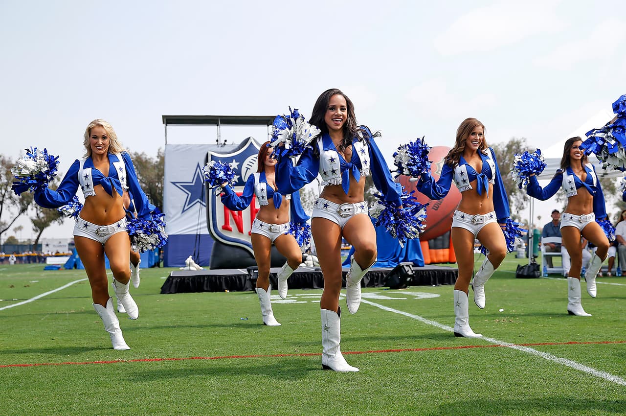 12 porristas de los Dallas Cowboys abrieron el campamento de entrenamiento del equipo en Oxnard, California.