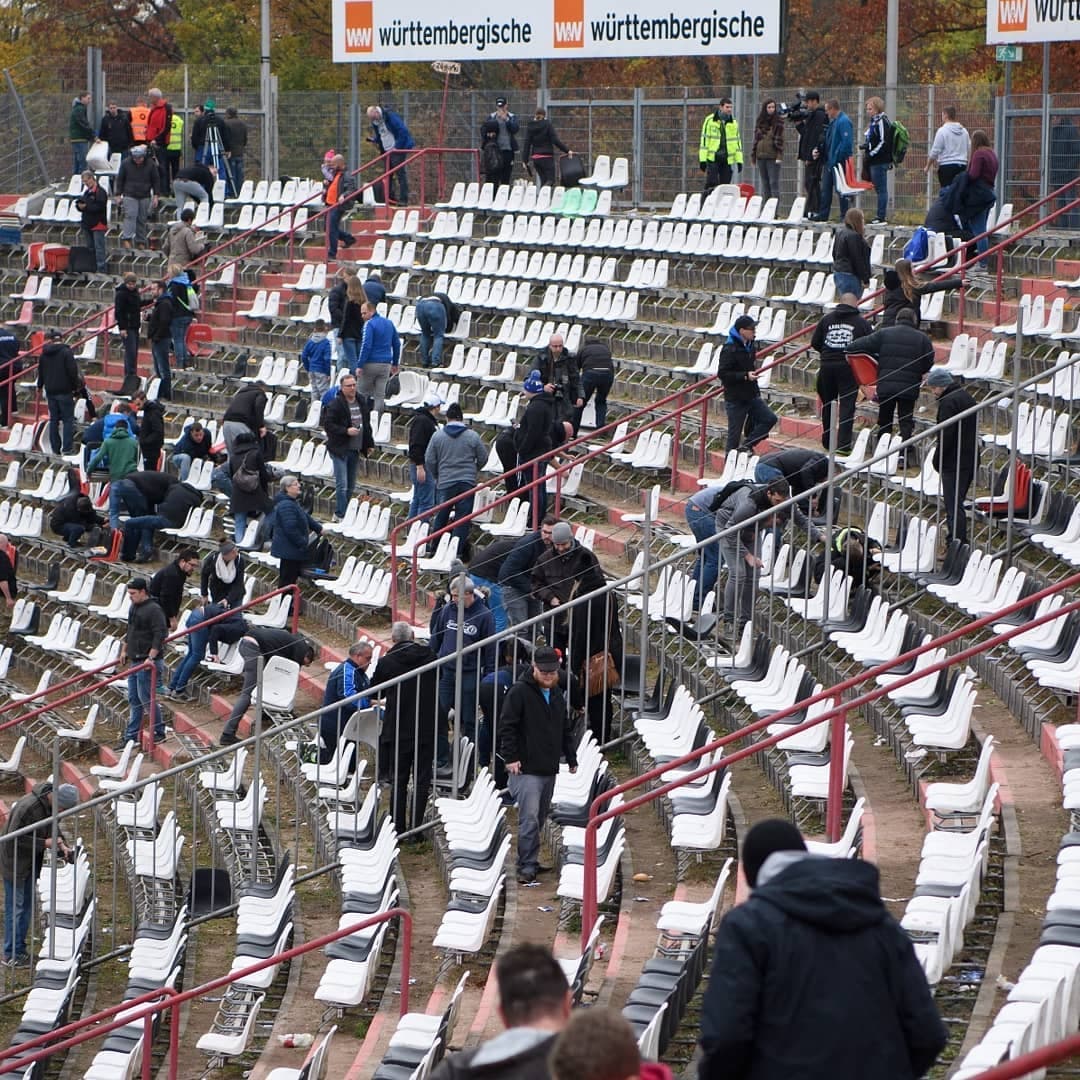 Horas antes del partido contra el Würzburger Kickers, cientos de fanáticos llegaron al escenario deportivo para llevarse un recuerdo.