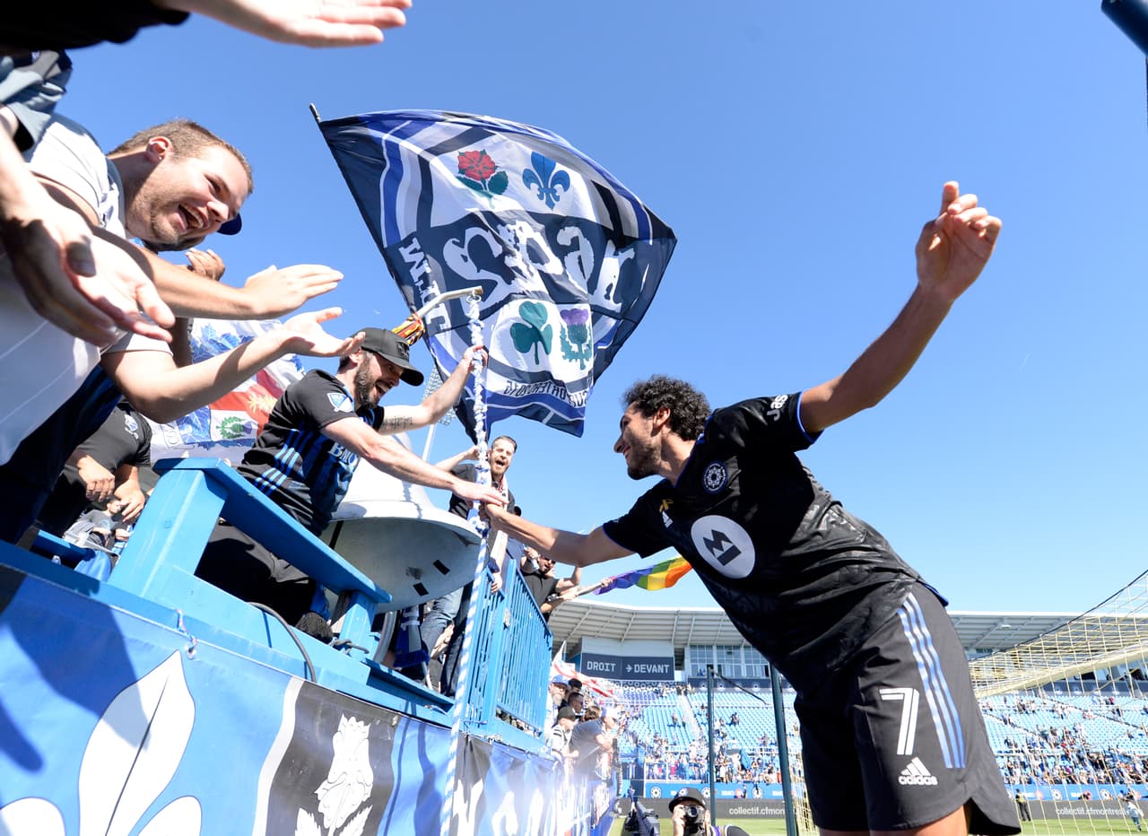 La afición puso calor y color al triunfo local.
<br>