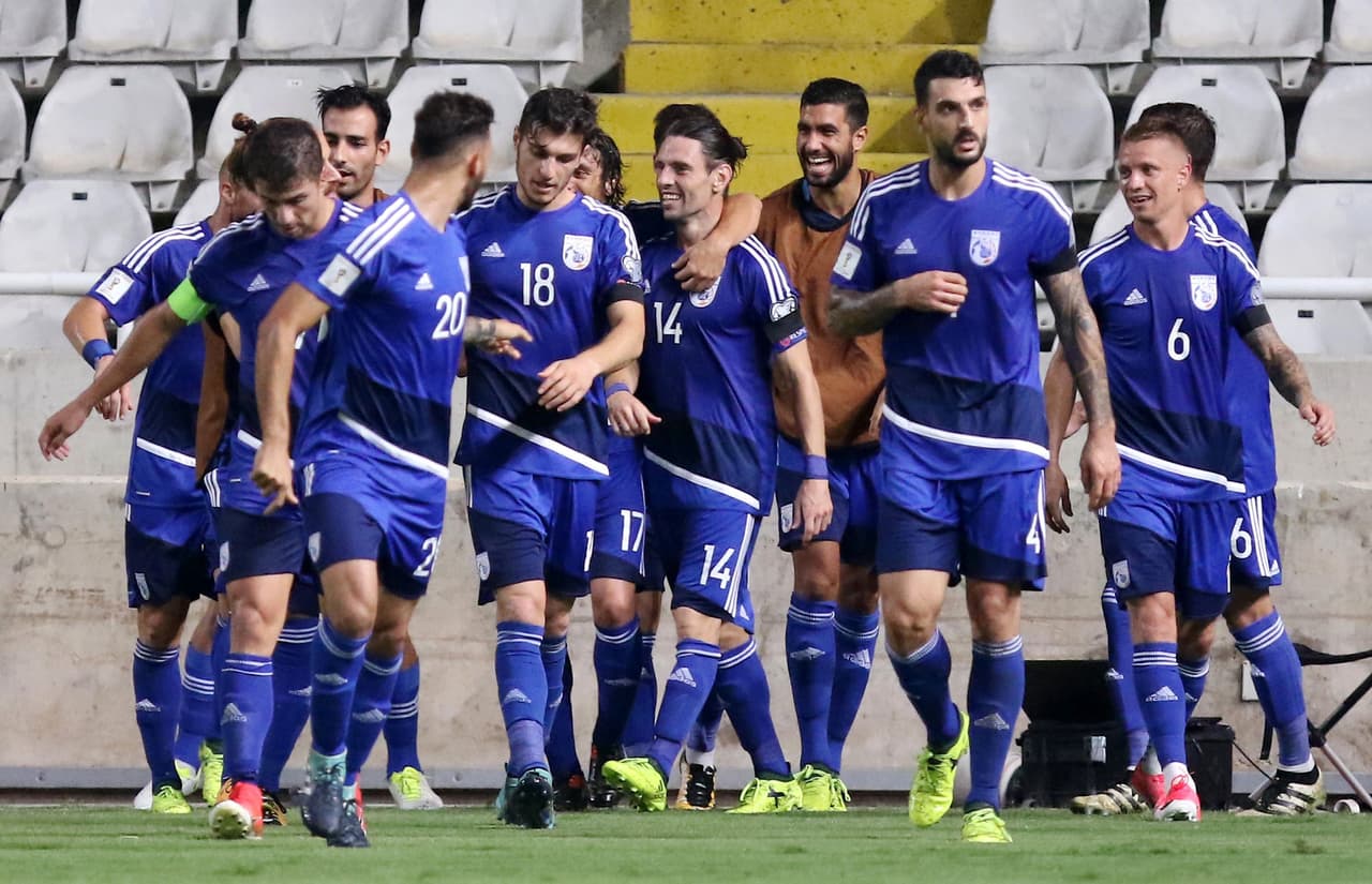 Debut / (UEFA) - Chipre: a falta de dos jornadas para el final de las Eliminatorias, los chipriotas están en cuarto lugar del grupo H con 10 puntos. Necesita ganar sus dos partidos (Grecia y Bélgica) y esperar un tropiezo de Bosnia para avanzar al repechaje.