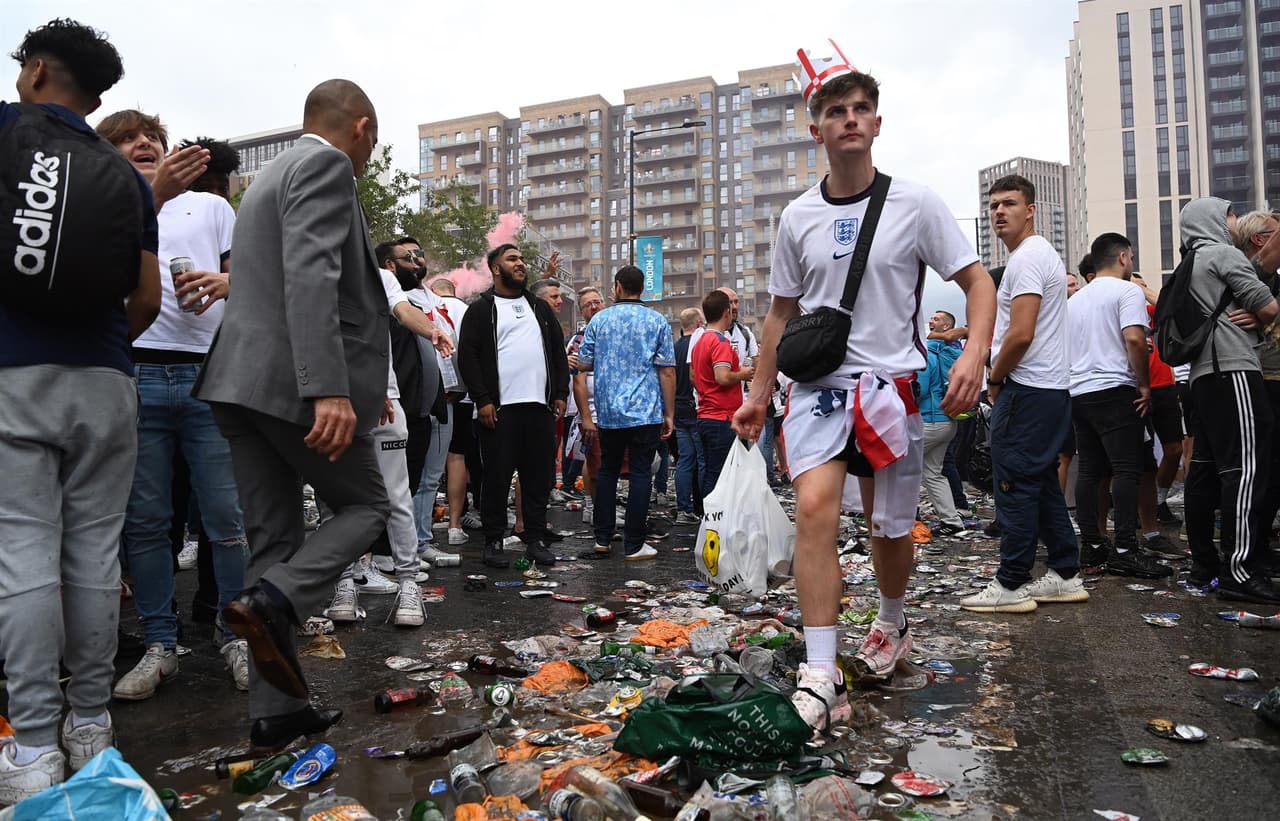 Aún no empieza el partido y se vive la locura fuera del estadio de Wembley. Aficionados ingleses e italianos disfrutan una atmósfera de emociones entre cantos, bebidas y disfraces, previo a la final de la Euro 2020 entre Italia e Inglaterra.