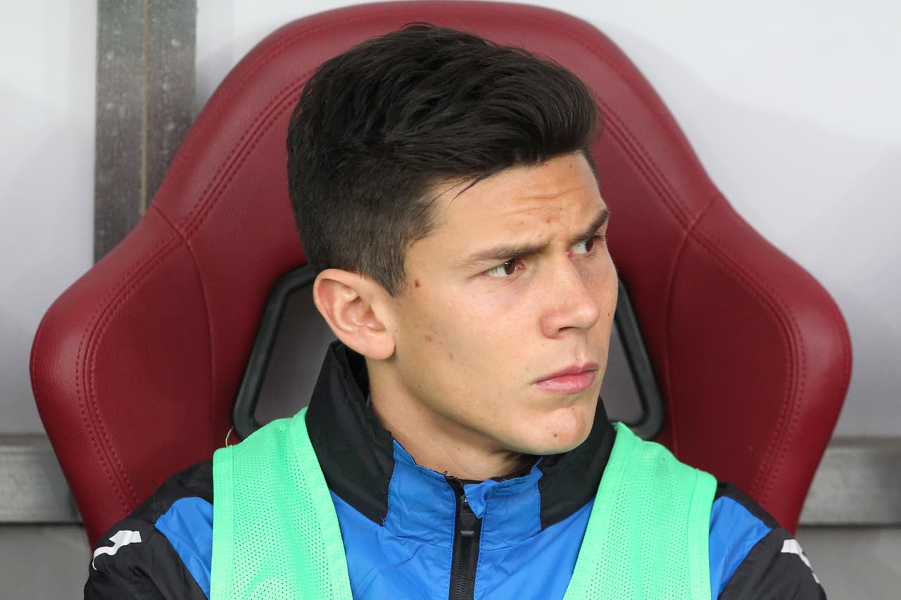 Jugador del Atalanta recibe kit completo de sitio para adultos