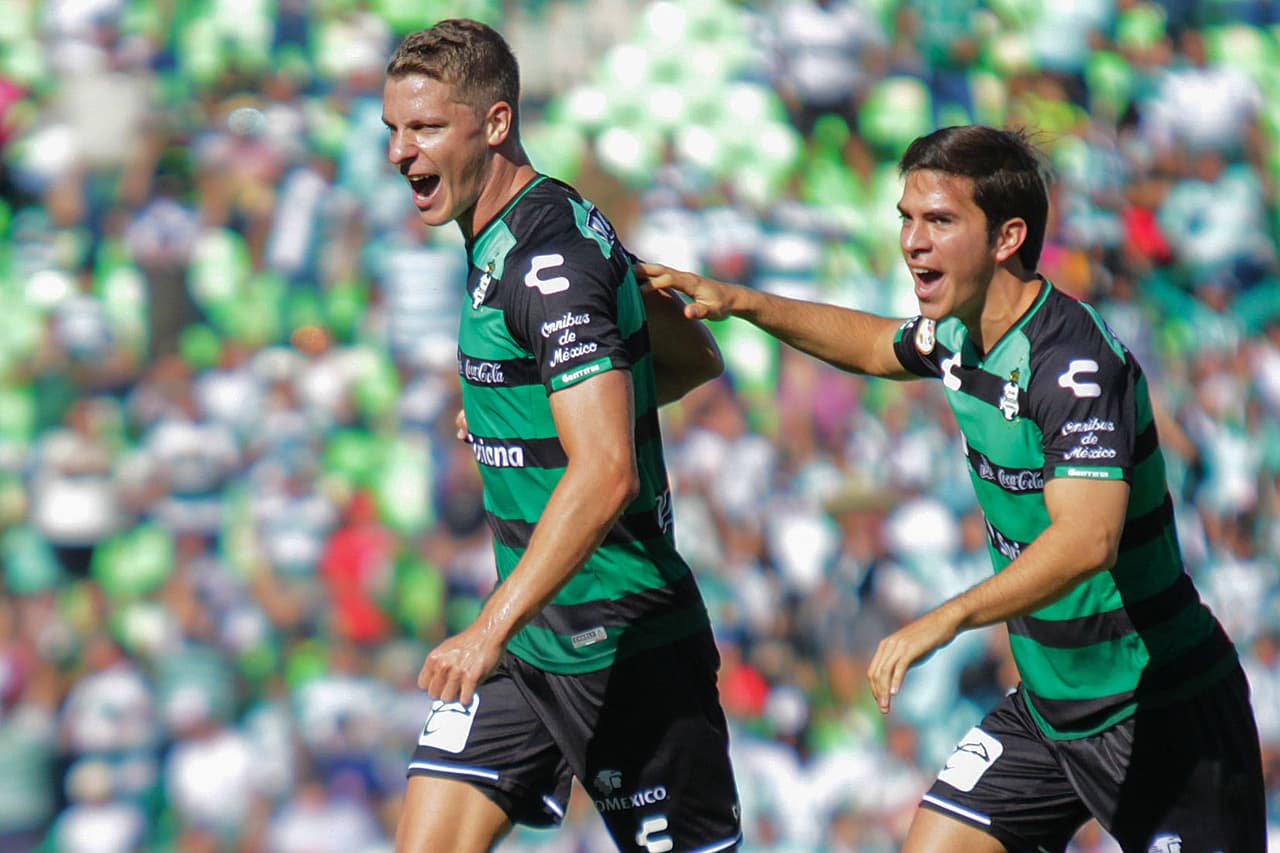 Para el segundo tiempo cambiaron los shorts blancos por los negros que normalmente completan su segunda indumentaria.