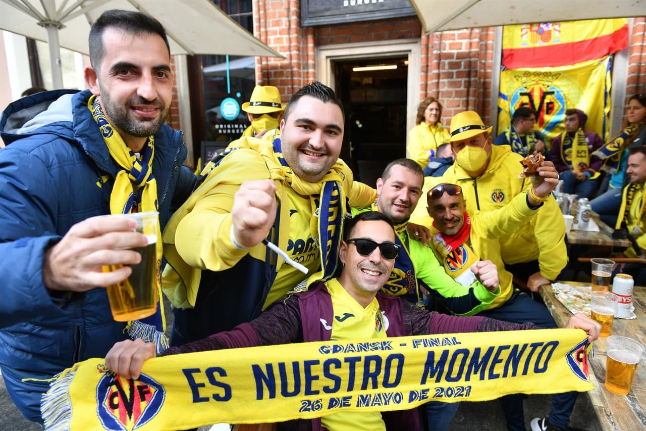Fanáticos del Manchester United y Villarreal se dieron cita en Old Town previo a la final de la UEFA Europa League para calentar motores y divertirse antes del choque entre estos dos equipos en la Gdansk Arena.