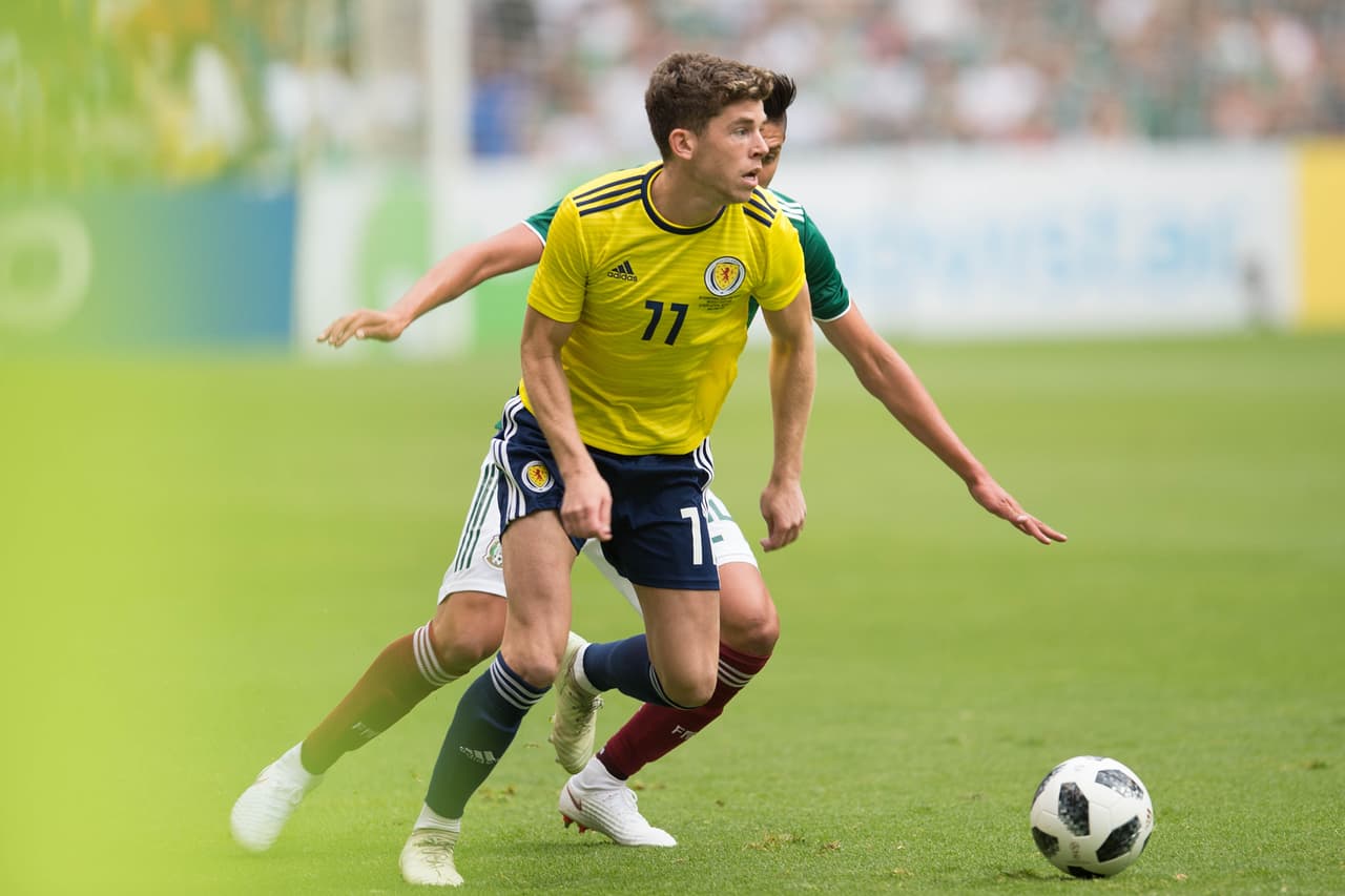 En el segundo tiempo, Escocia trató de adelantar líneas, de arriesgar un poco más y aquí se aprecia a Ryan Christie conduciendo el balón en terreno del equipo mexicano.