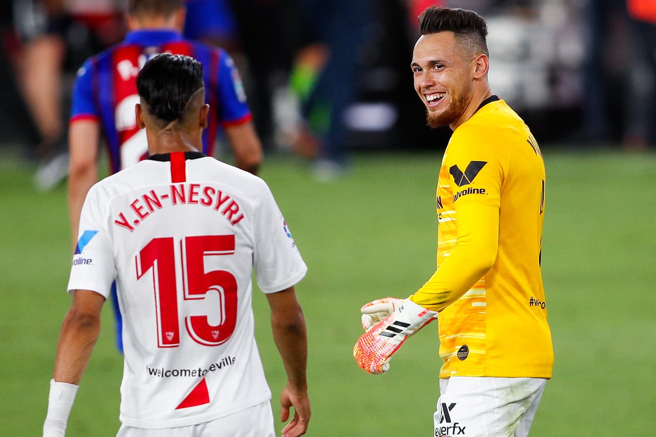 Lucas Ocampos la hace de portero y lo 'comparan' con Jorge Campos